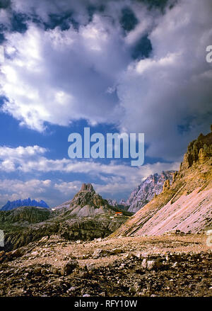 Turm von Toblin und Sasso di Sesto aus dem Tre Cime di Lavaredo. Stockfoto