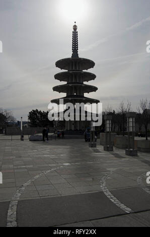 Der Frieden Pagode in San Francisco Japantown ist eine beliebte Figur. Hier ist es durch einen Ring um die Sonne hervorgehoben, Durch gebrochenes Licht erzeugt. Stockfoto