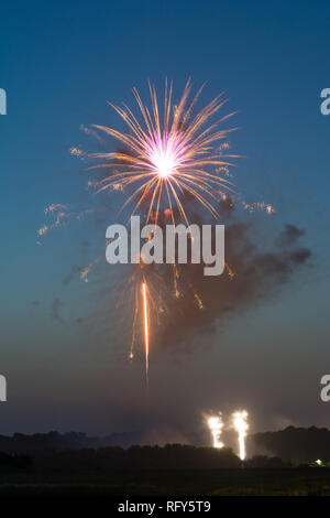 Am 4. Juli Feuerwerk über der kleinen Stadt Amerika. Peru, Illinois, USA Stockfoto