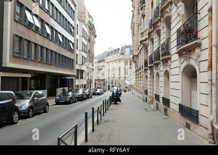 Motorräder und Mopeds in der Straße Parken an einem sonnigen Sommertag in Paris Frankreich Mai 2018. Stockfoto