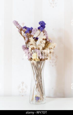 Getrocknete Blumen im Glas Vase Stockfoto