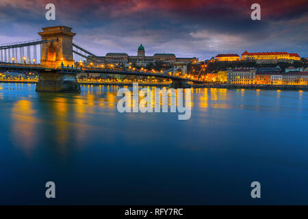 Die besten europäischen Reiseziel. Erstaunlich dawn Stadtbild Panorama mit berühmten Kettenbrücke und die Budaer Burg in Bunte sunrise, Budapest, Ungarn, Stockfoto