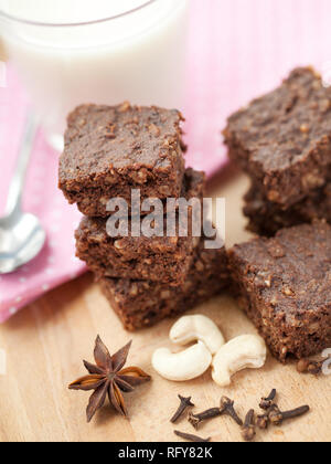 Gesunde paleo Brownies mit Mandelmilch Stockfoto