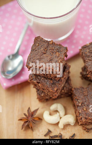 Gesunde paleo Brownies mit Mandelmilch Stockfoto