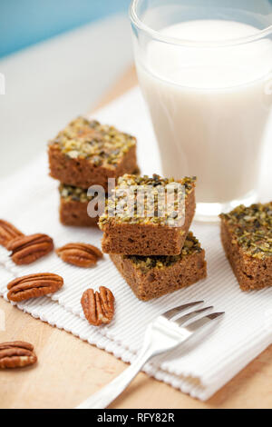 Gesunde paleo Brownies mit Mandelmilch Stockfoto