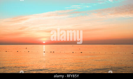 Coral - türkis Meer Dawn mit schönen bewölkten Himmel. Stockfoto