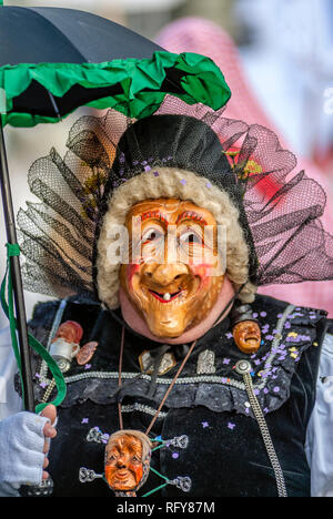 Portrait einer traditionellen schwäbisch-alemannischen Hexenmaske beim Luzerner Karneval, Schweiz Stockfoto