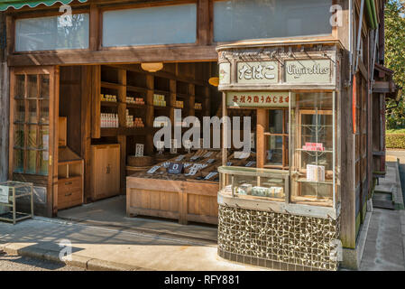 Außenansicht des Lebensmittelgeschäftes Yamatoya Store, Edo Tokyo Open Air Architectural Museum, Tokio, Japan Stockfoto