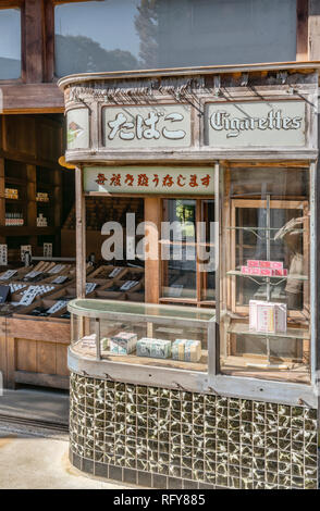 Tabakstand im Supermarkt Yamatoya, Edo Tokyo Open Air Architectural Museum, Tokio, Japan Stockfoto