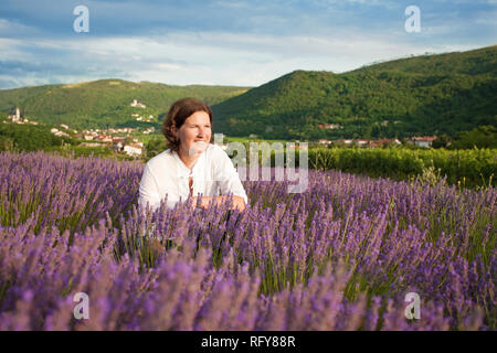 Die Frau in der Mitte von Lavendel Feld Stockfoto