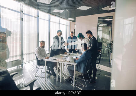Unternehmer im Tagungsraum Blick durch das Glas. Business und Entrepreneurship. Stockfoto