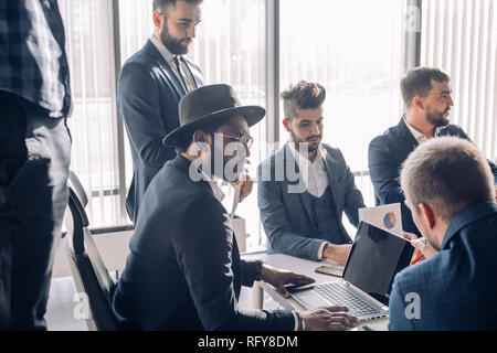 Beiläufig männlichen Kollegen bei einem Treffen gekleidet, in der Nähe Stockfoto