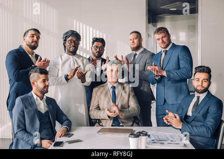 Gruppe von Business Team stehen in einer Reihe Stockfoto