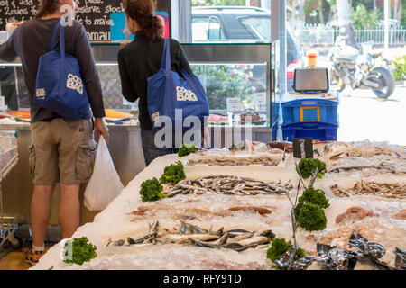 Sydney Fischhändler in Manly Beach, Sydney, Australien, Paar, die kühltaschen die Fische in zu speichern Stockfoto