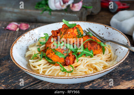 Spaghetti mit Thunfisch Kugeln in pikanter Tomatensauce und Rakete Stockfoto