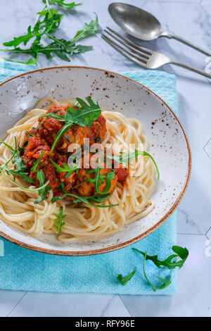Spaghetti mit Thunfisch Kugeln in pikanter Tomatensauce und Rakete Stockfoto