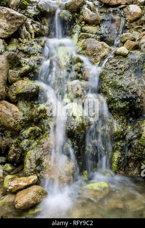 Miniatur Wasserfall Streaming der Felsen Stockfoto