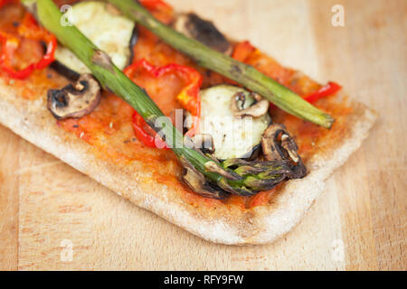 Home gemacht gesunde Pizza mit Gemüse Stockfoto