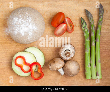 Zutaten für gesunde Pizza mit Gemüse Stockfoto