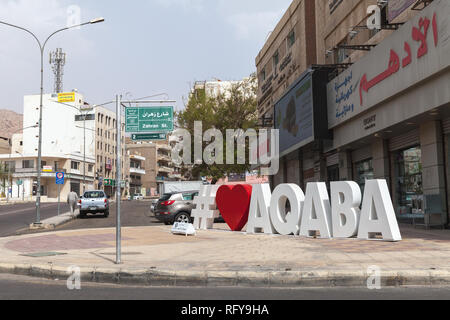 Aqaba, Jordanien - Mai 18, 2018: Street View von Aqaba am sonnigen Tag, touristische Etikett mit Text hashtag ich Aqaba Liebe Stockfoto