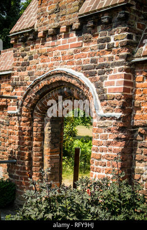 Red brick Bogen mit stufengiebel als Zugang zu den Tudor ummauerten Garten im Palast des Bischofs in Fulham, London Stockfoto