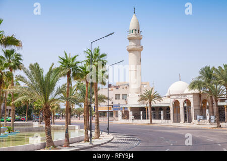 Aqaba, Jordanien - 19. Mai 2018: Dawood Moschee. Stadtbild von Aqaba mit Weiße Moschee am sonnigen Sommertag Stockfoto