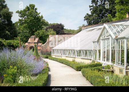 Glasshouse in Tudor ummauerten Garten im Palast des Bischofs in Fulham, London Stockfoto