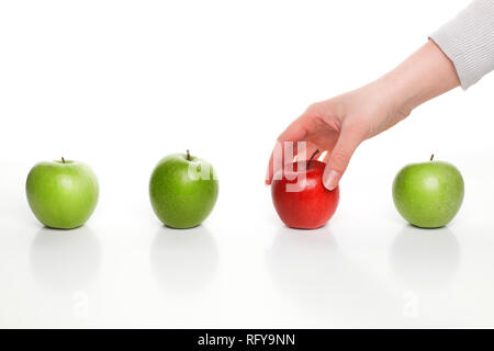 Von Hand gepflückt rote Apfel unter grüne Äpfel Stockfoto