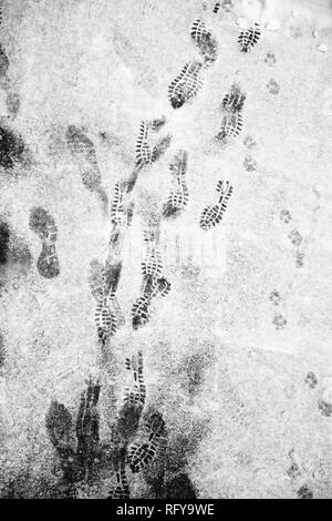 Schuhputzmaschine druckt auf Winter Bürgersteig mit Schnee bedeckt Stockfoto