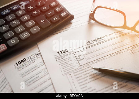 Usa individuelle Einkommensteuererklärung. Steuerformular 1040 mit Brille und Stift Stockfoto