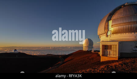 Atemberaubenden Sonnenuntergang an der Spitze des Mauna Kea Berg auf Big Island, Hawaii Stockfoto