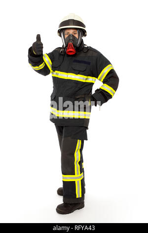 Feuerwehrmann mit Maske und Schutzanzug auf weißem Hintergrund Stockfoto