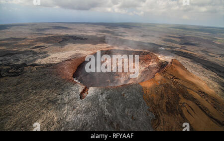 Bird view Bild zeigt den Krater des Mauna Loa, der aktivste Vulkan von Hawaii, an der Volcano National Park Stockfoto