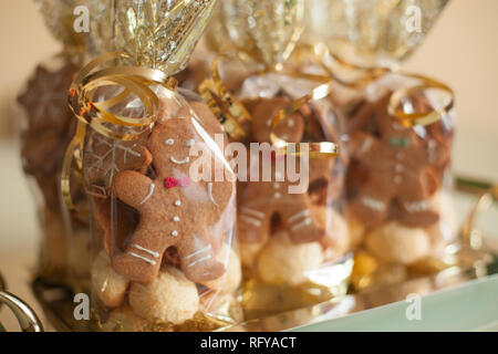 Cute Lebkuchen Cookies in transparenter Beutel mit Goldband Stockfoto