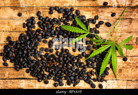 Kaffeebohnen mit Marihuana pflanze Tischplatte anzeigen Stockfoto