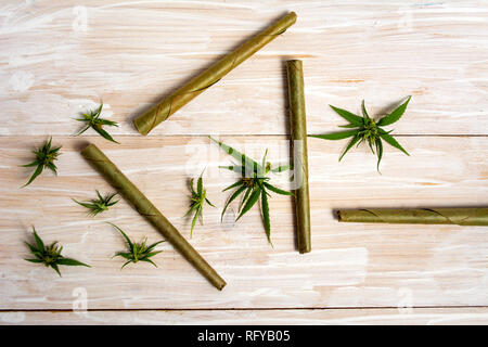 Marihuana Pflanze mit Knospen und gemeinsame auf einem Holztisch Stockfoto