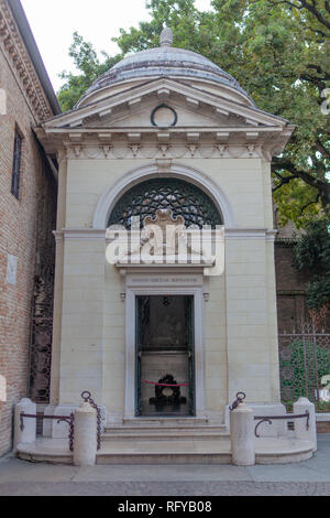 Das Grab von Dante ist ein italienischer neoklassischen National Monument, die über dem Grab des Dichters Dante Alighieri gebaut. Stockfoto