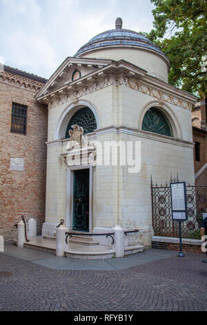 Das Grab von Dante ist ein italienischer neoklassischen National Monument, die über dem Grab des Dichters Dante Alighieri gebaut. Stockfoto