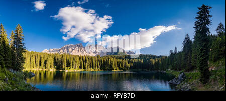 Panoramablick auf die Berge Latemar, Spiegelung in der Karersee, Lago di Carezza Stockfoto