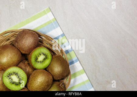 Blick von oben auf die reife Kiwis in einem Korb. Gesunde Ernährung Konzept. Stockfoto