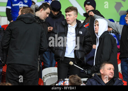 26. Januar 2019, Keepmoat Stadion, Doncaster, England; die Emirate FA Cup, 4.Runde, Doncaster Rovers vs Oldham Athletic; Oldham Athletic Unterstützer an Der Keepmoat Credit: John Hobson/News Bilder der Englischen Football League Bilder unterliegen DataCo Lizenz Stockfoto