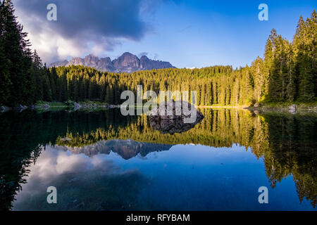 Die Berge Rosengarten, Rosengarten, Spiegelung in der Karersee, Lago di Carezza Stockfoto