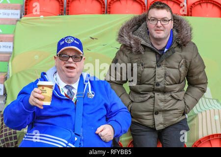 26. Januar 2019, Keepmoat Stadion, Doncaster, England; die Emirate FA Cup, 4.Runde, Doncaster Rovers vs Oldham Athletic; Oldham Athletic Unterstützer an Der Keepmoat Stadion Credit: John Hobson/News Bilder der Englischen Football League Bilder unterliegen DataCo Lizenz Stockfoto