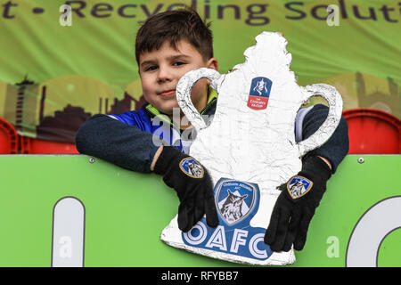 26. Januar 2019, Keepmoat Stadion, Doncaster, England; die Emirate FA Cup, 4.Runde, Doncaster Rovers vs Oldham Athletic; Oldham Athletic Unterstützer an Der Keepmoat Credit: John Hobson/News Bilder der Englischen Football League Bilder unterliegen DataCo Lizenz Stockfoto