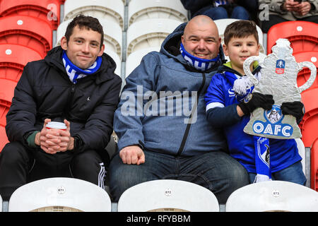 26. Januar 2019, Keepmoat Stadion, Doncaster, England; die Emirate FA Cup, 4.Runde, Doncaster Rovers vs Oldham Athletic; Oldham Athletic Unterstützer an Der Keepmoat Credit: John Hobson/News Bilder der Englischen Football League Bilder unterliegen DataCo Lizenz Stockfoto