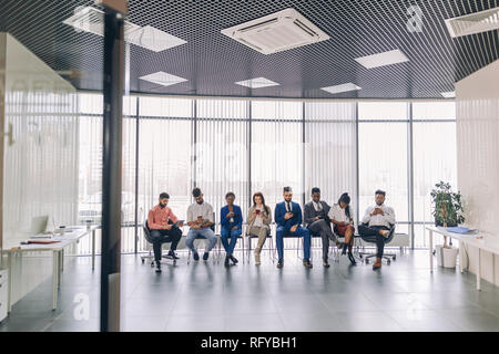 Geschäftsleute auf ihre gadgets konzentriert. Moderne Technologien Konzept Stockfoto