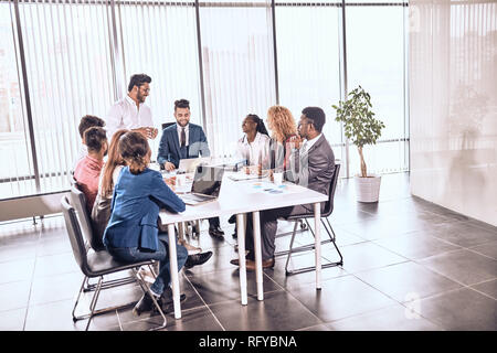 Glücklich in den Konferenzraum versammelt Stockfoto