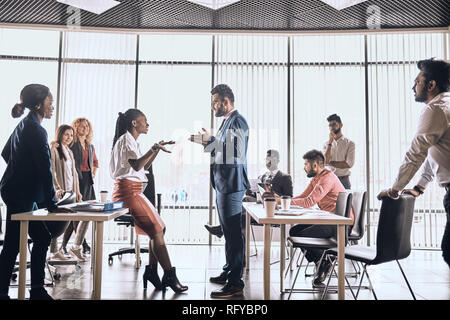 Zwei Mitarbeiter sind in einem Konflikt. zwei Ansichten auf das Problem. Stockfoto
