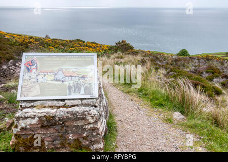 Eine Informationstafel auf dem Weg zur Badbea, einem verlassenen Dorf von den Klippen an der Ostküste von Caithness, Schottland. Details in der Beschreibung. Stockfoto