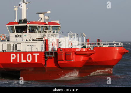 Der Pilot Boot Döse erreicht am 1. Januar 2019 den Hafen von Cuxhaven aus der Nordsee. Stockfoto